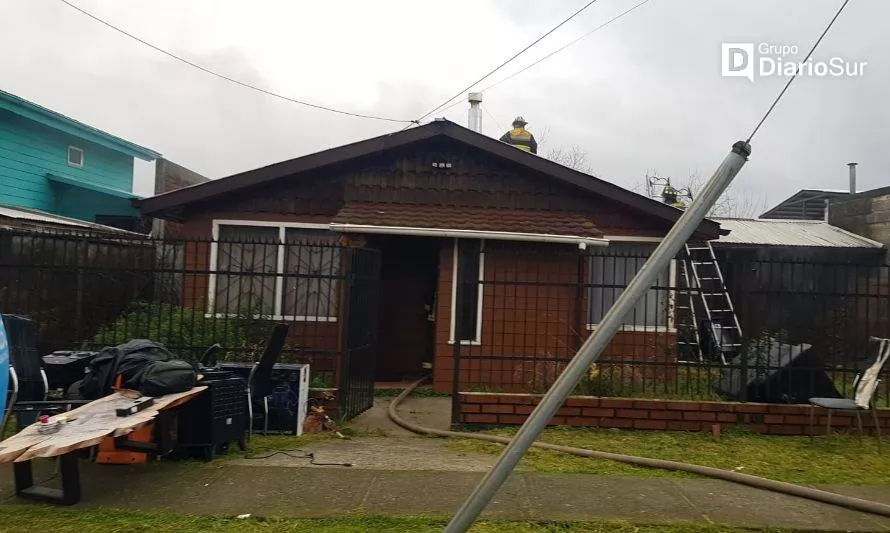 Osorno: fuego dañó el entretecho de una casa en Rahue Alto