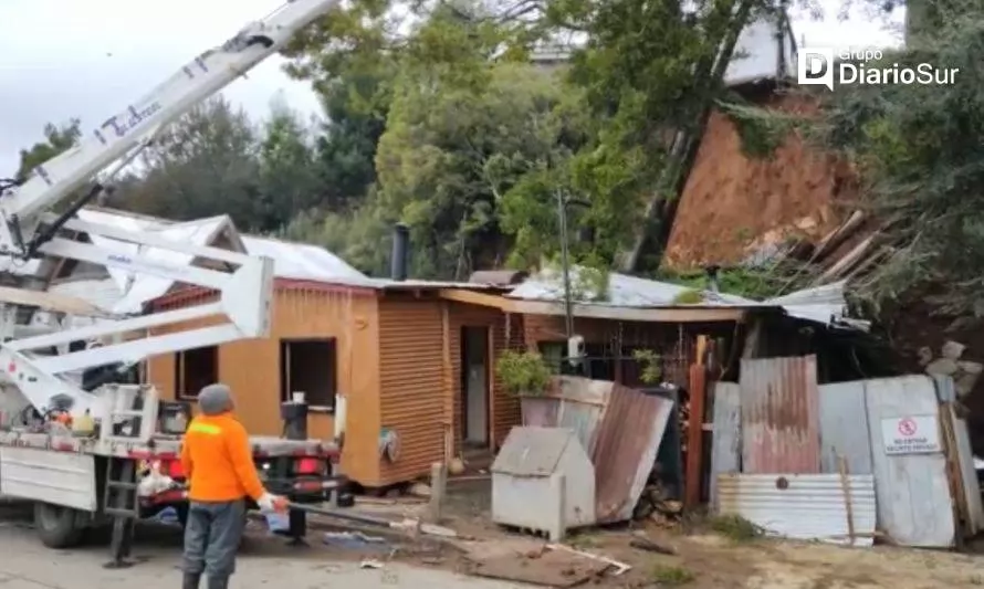 Arbol terminó por destruir casa afectada por derrumbe
