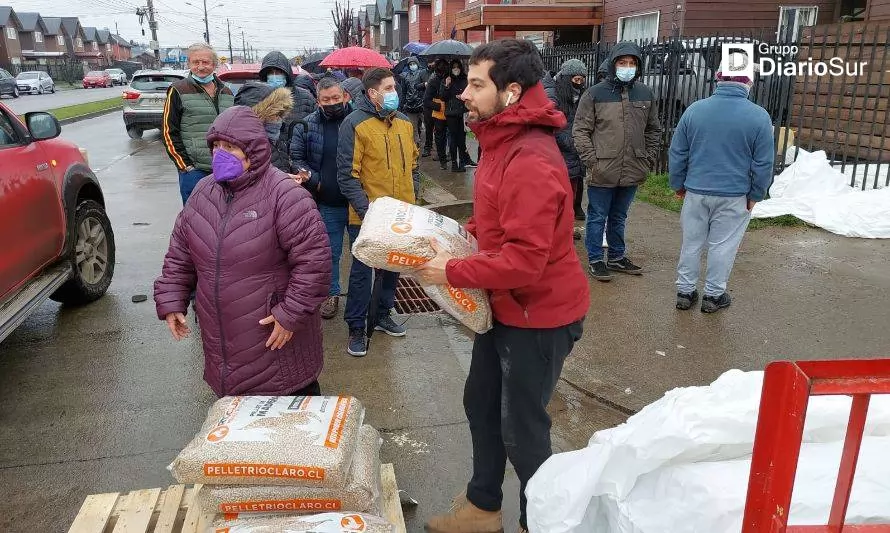 Larga fila de compradores luego de anuncio de venta de pellet en Osorno
