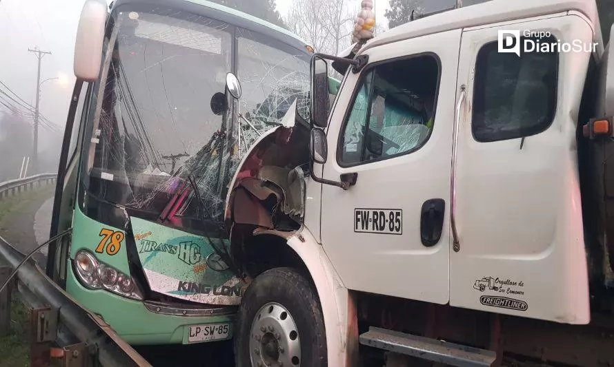 Colisión frontal entre bus y camión deja múltiples lesionados en Osorno