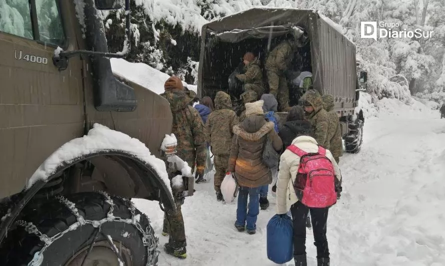 Militares rescatan a estudiantes osorninos atrapados en la nieve