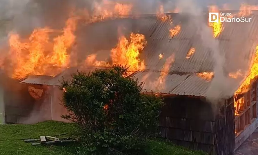 Fuego arrasó con vivienda en Puerto Octay