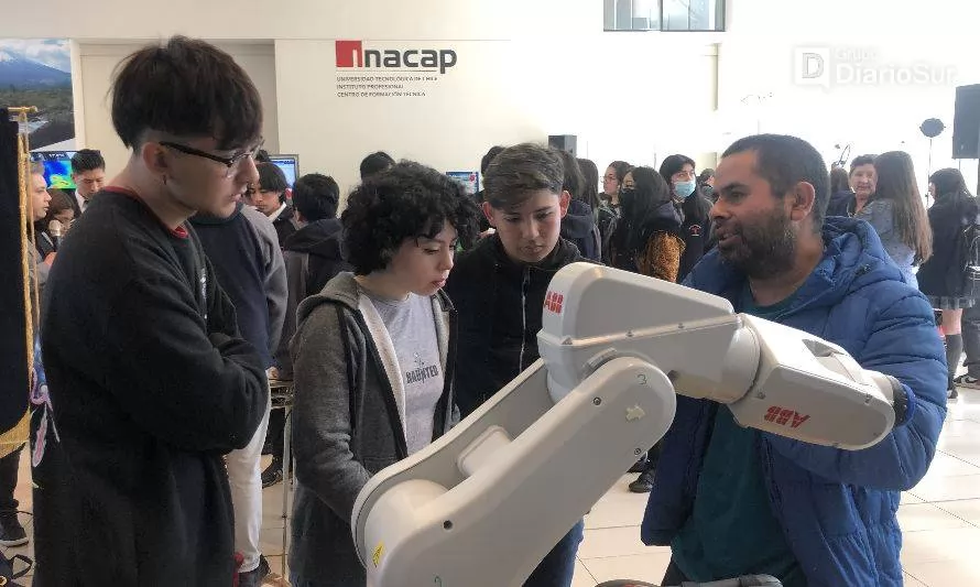 Más de 500 secundarios participaron de la Feria Tecnológica de INACAP