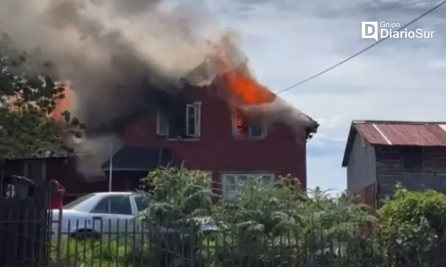 Un bombero resultó con lesiones al combatir incendio de una casa en Puerto Montt