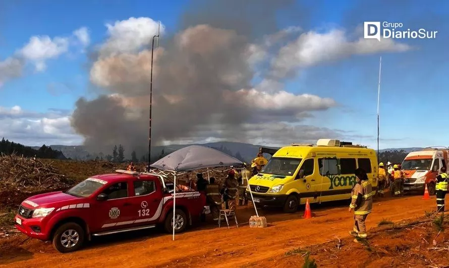 Por avance del fuego evacúan puesto de mando que coordina 
lucha contra incendio forestal en Los Ríos
