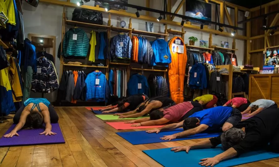 Conoce cinco razones para practicar yoga: Patagonia invita a osorninos a clases gratuitas en su tienda