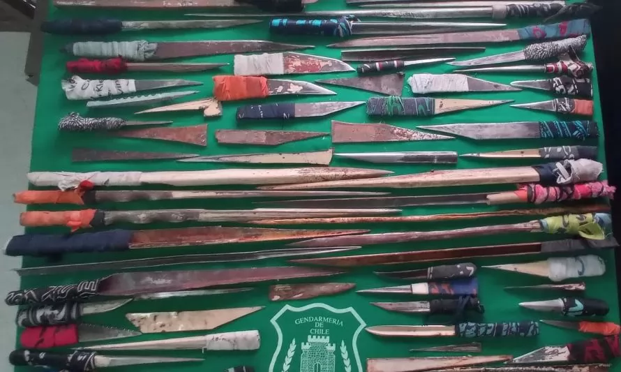 Encuentran celulares y más de 90 armas artesanales en penales de Osorno y Puerto Montt

