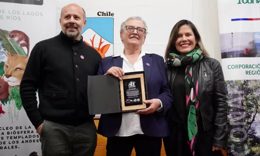 Conaf entrega reconocimiento a la primera mujer guardaparques de Chile