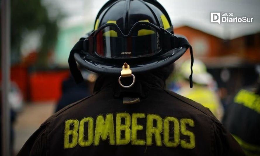 Fuego envuelve mediagua en calle Chillán