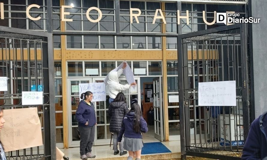 Estudiantes de liceo de Osorno protestan por falta de calefacción
