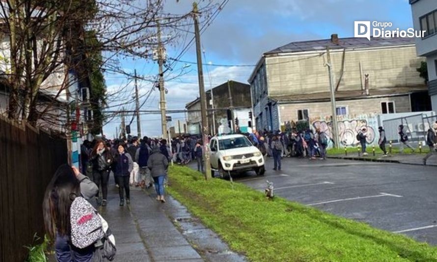 Evacuaron el Liceo Comercial de Osorno por aviso de bomba
