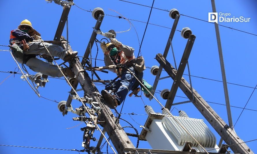 Mejoran la red de distribución eléctrica en San Juan de la Costa
