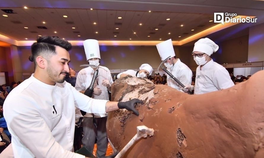 La vaca de chocolate más grande del mundo se llevó todas las miradas y aplausos en Osorno