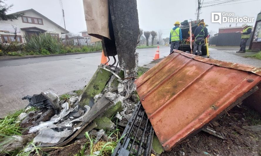 Cambian poste que fue destruido por un automovilista en Osorno