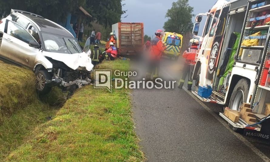 Colisión frontal entre auto y repartidor de gas deja dos fallecidos en Río Bueno 