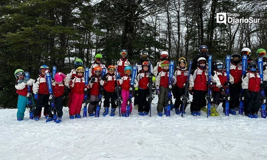 Niños de Puyehue aprenden a esquiar gracias a programa municipal