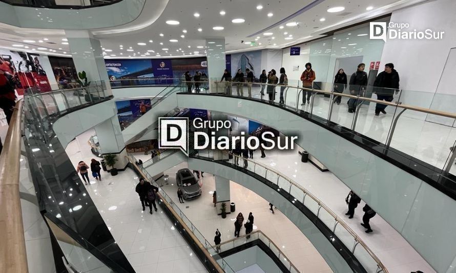 Tiene 8 pisos: valdivianos llegaron a conocer el nuevo mall