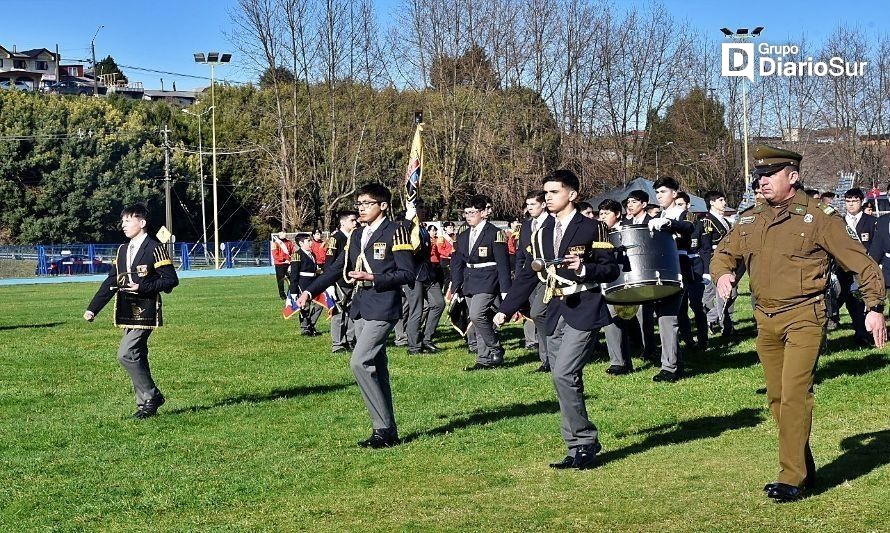 Tres colegios compiten en final regional de concurso de bandas de guerra escolar