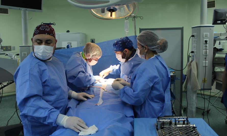 En Hospital de Osorno realizan inédita cirugía de hernia discal cervical