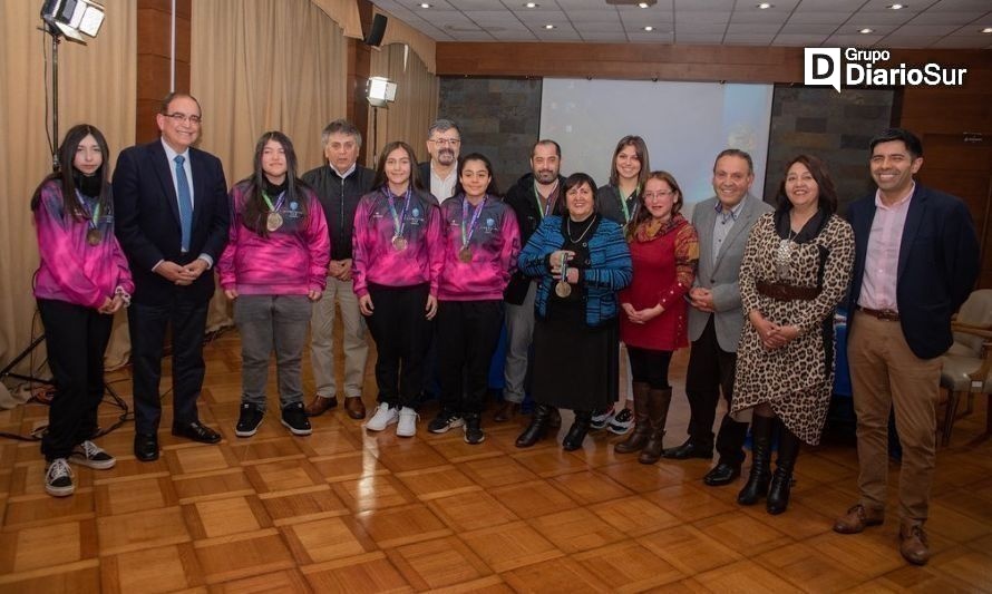 Concejo Municipal de Osorno homenajeó a campeonas de Chile en Futsal Sub-14