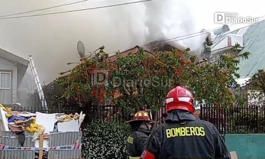 Daños en entretecho y un bombero lesionado dejó incendio en Rahue Alto