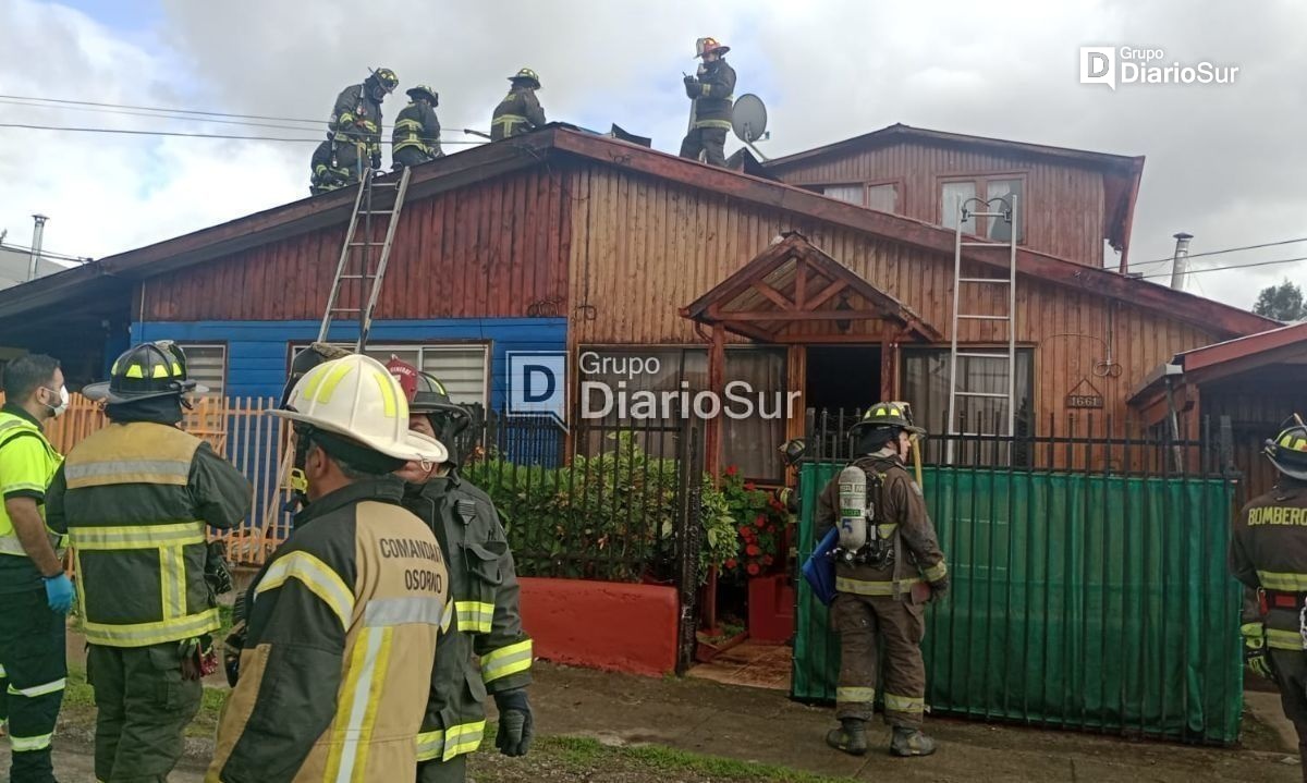Bomberos controlaron incendio que afectó a viviendas pareadas en Osorno 
