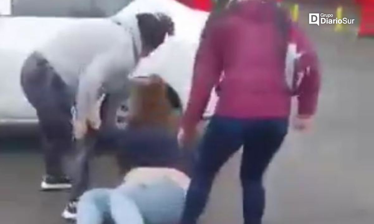 Registran violenta riña entre mujeres frente a cárcel de Puerto Montt