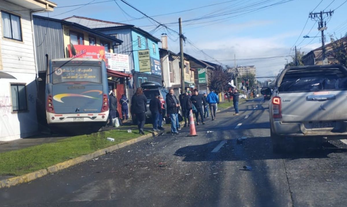 Bus choca contra una camioneta y un local de comida en Osorno