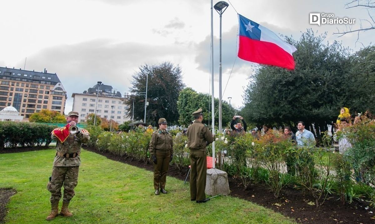 Izan bandera en plaza de Osorno en honor a los tres carabineros asesinados en Cañete